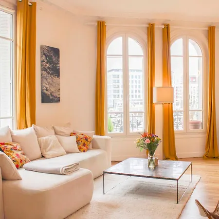 Spacious And Bright 95m In
